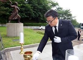 현충탑 참배 ( 7. 8  자일동 )