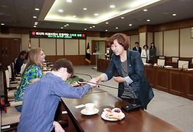 러시아 비로비잔 쿠제닉스 인형극단 의회방문