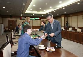 쿠제닉스 인형극단 의회방문