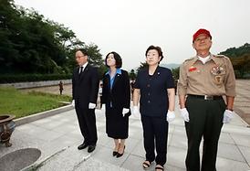 보비스봉사단 현충탑 참배