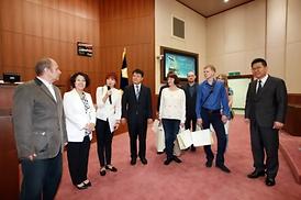 쿠제닉스 인형극단 의회방문