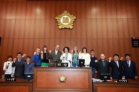 쿠제닉스 인형극단 의회방문