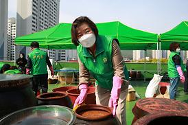 새마을회 고추장 담기 행사