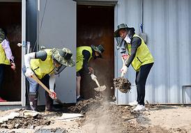의정부시의회, 가평군 수해 복구 참여...성금 300만원 전달