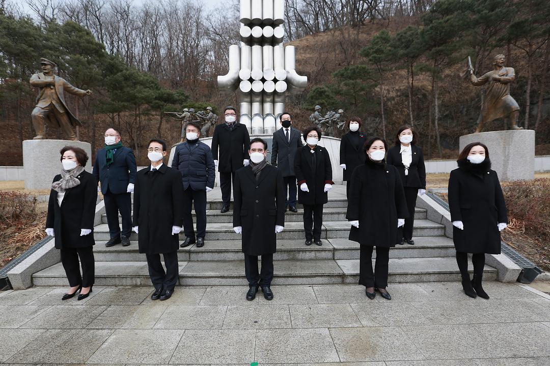 의정부시의회, 2021년 신년 현충탑 참배1