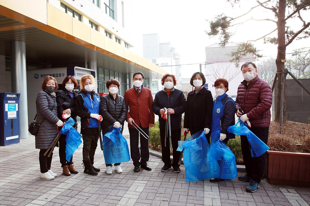 의정부시의회 오범구 의장, 시민과 함께 새봄맞이 대청소 참여2