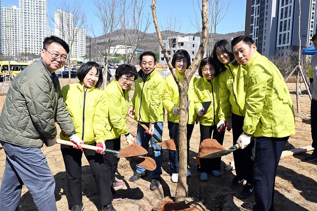 의정부시의회, 제80회 식목일 기념  봄철 나무심기 행사 참여2