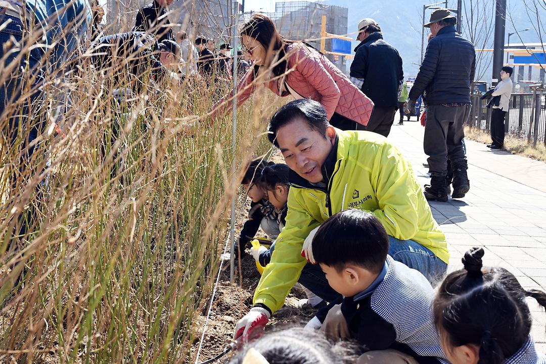의정부시의회, 제80회 식목일 기념  봄철 나무심기 행사 참여3