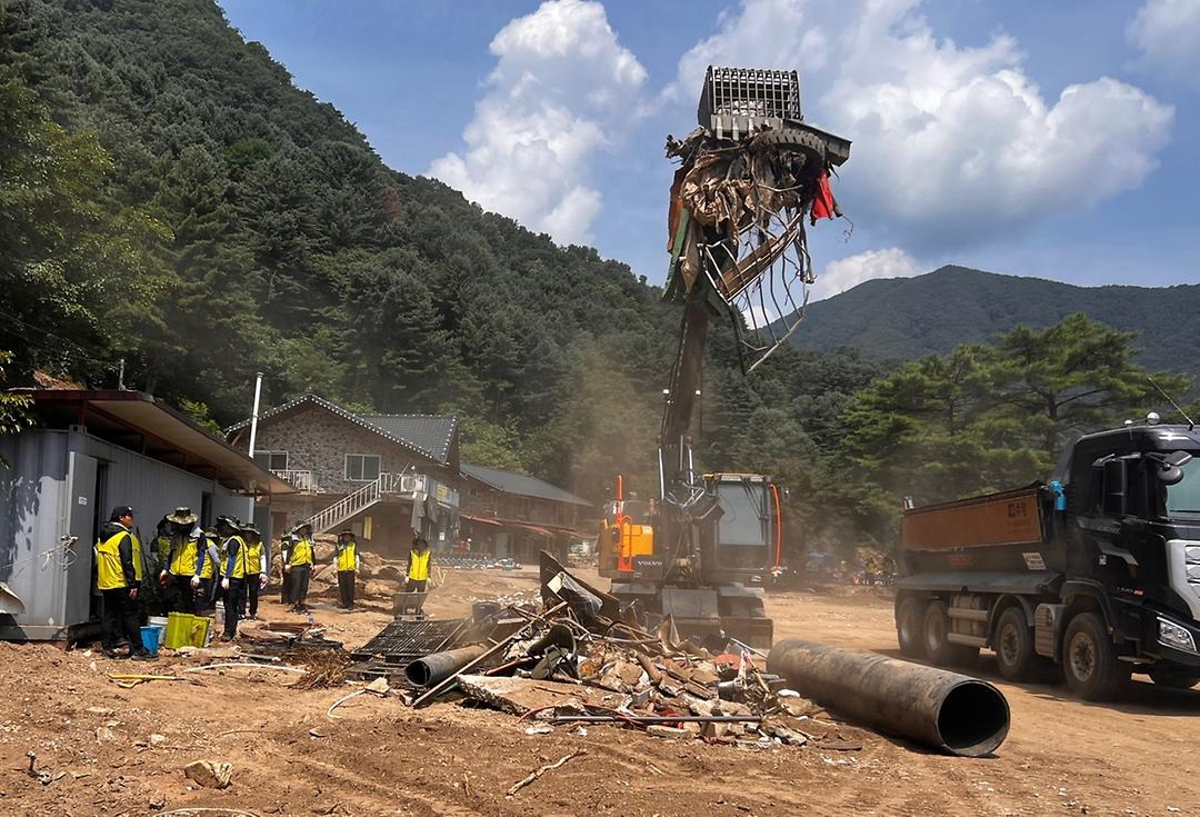 의정부시의회, 가평군 수해 복구 지원...성금 300만원 전달3